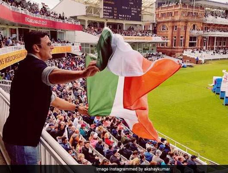 Akshay Kumar clarifies over holding Indian flag upside down | तिरंगा उलटा का पकडला होता ? अक्षय कुमारने दिलं स्पष्टीकरण