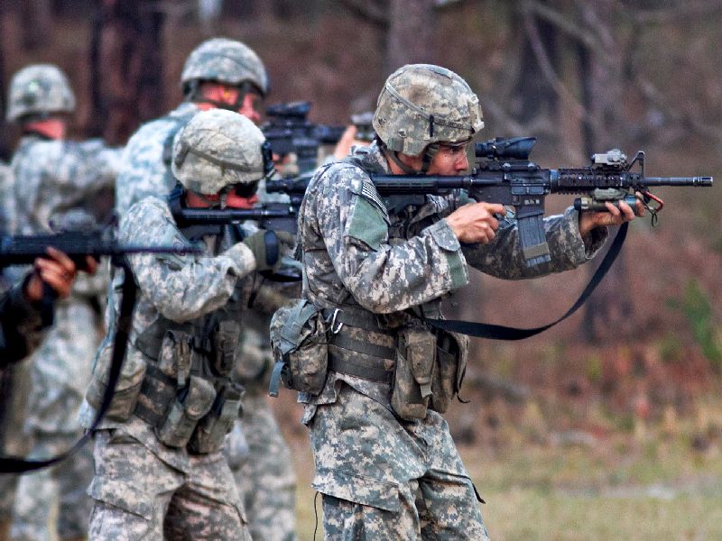Assault rifles Carbines for armed forces | लष्कराला मिळणार घातक शस्रास्त्रे, खरेदीसाठी पथक परदेशात रवाना 