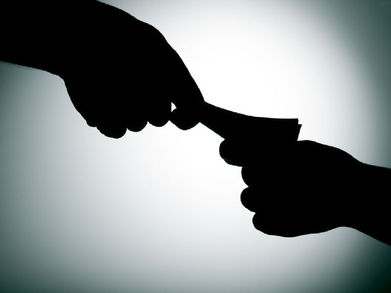 The police asked the district superintendent of bribe | पोलिसांनी जिल्हा अधीक्षकांकडेच मागितली लाच