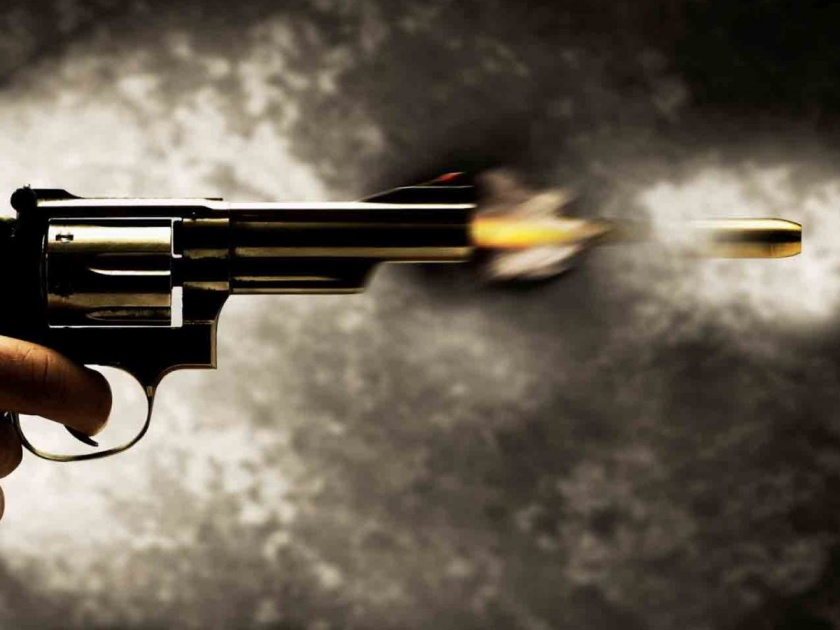 Firing in Chalisgaon, one bullet injuring three bullets | चाळीसगाव येथे गोळीबार, तीन गोळ्य़ा लागून तरुण जखमी