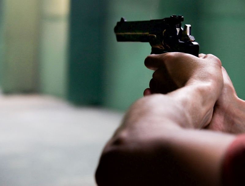 Pistols held in Dombivli | डोंबिवलीत सात जणांनी तरुणावर रोखले पिस्तूल