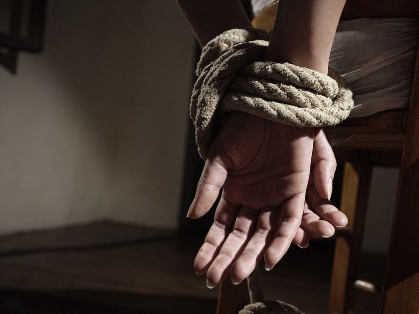 The kidnappers were handcuffed after demanding a ransom of Rs 25 lakh | 25 लाखांची खंडणी मागणाऱ्या पाच अपहरणकर्त्यांना ठाेकल्या बेड्या