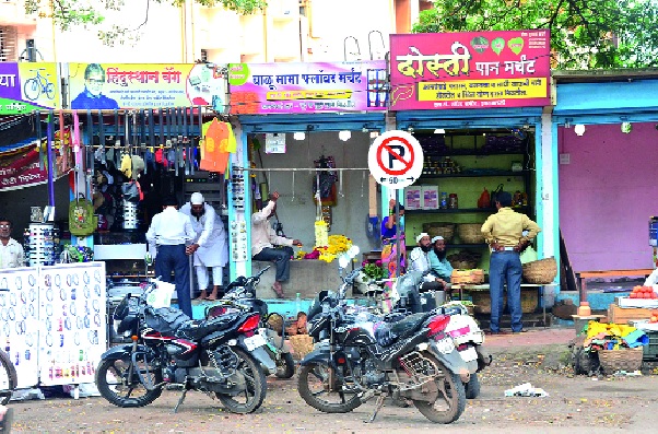 Deorukh: Nagar Panchayat: Attempts to solve the problem, big disadvantages of drivers- Parking parking issue on the anvil | देवरूख : नगर पंचायत : समस्या सोडवण्यासाठी प्रयत्न, वाहनचालकांची मोठी गैरसोय -वाहन पार्किंगचा प्रश्न ऐरणीवर