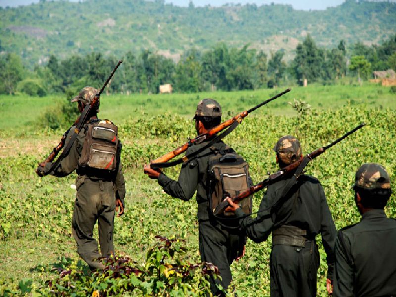 Suspicion of the Maoists being killed in police custody on second day, police said | नक्षल्यांकडून सलग दुस-या दिवशी हत्या, पोलीस खब-या असल्याचा संशय