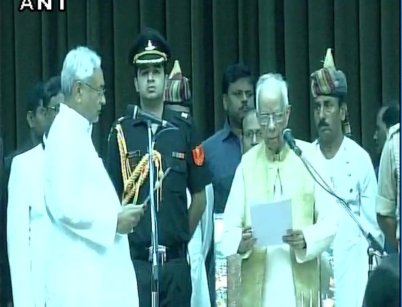 Nitish kumar takes oath as Bihar CM before 24 hours of resigning | 24 तासांच्या आत नितीश कुमार पुन्हा एकदा मुख्यमंत्रीपदी विराजमान