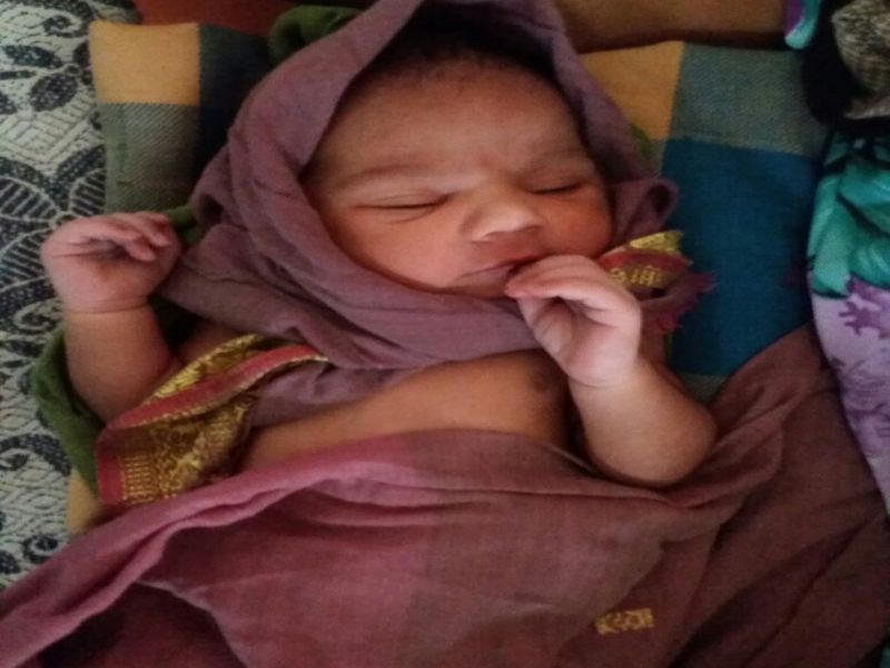Woman gives birth inside 108 ambulance At Kolhapur | शासनाच्या 108 क्रमांकाच्या रुग्णवाहिकेत जन्मली गोंडस परी 