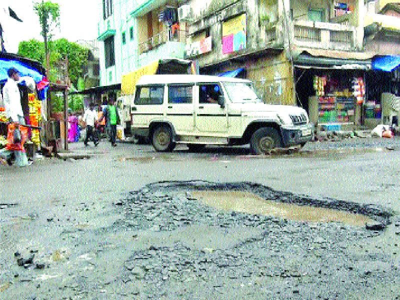Manora road pothole | मनोरचा रस्ता पुन्हा झाला जैसे थे!