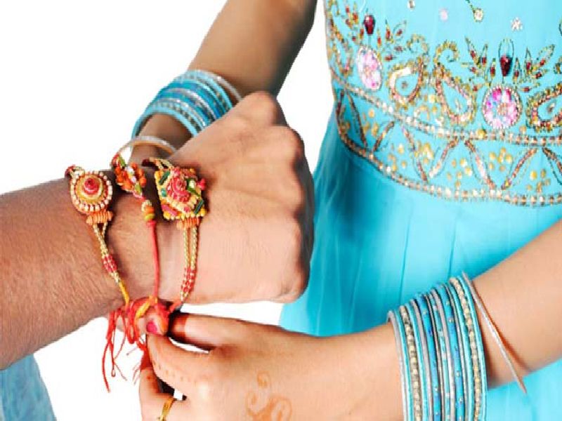 uttar pradesh saharanpur deoband cleric says women tying rakhis to police officers un islamic | पोलिसाला राखी बांधणाऱ्या महिलेविरोधात देवबंदच्या उलेमांनी जारी केला फतवा