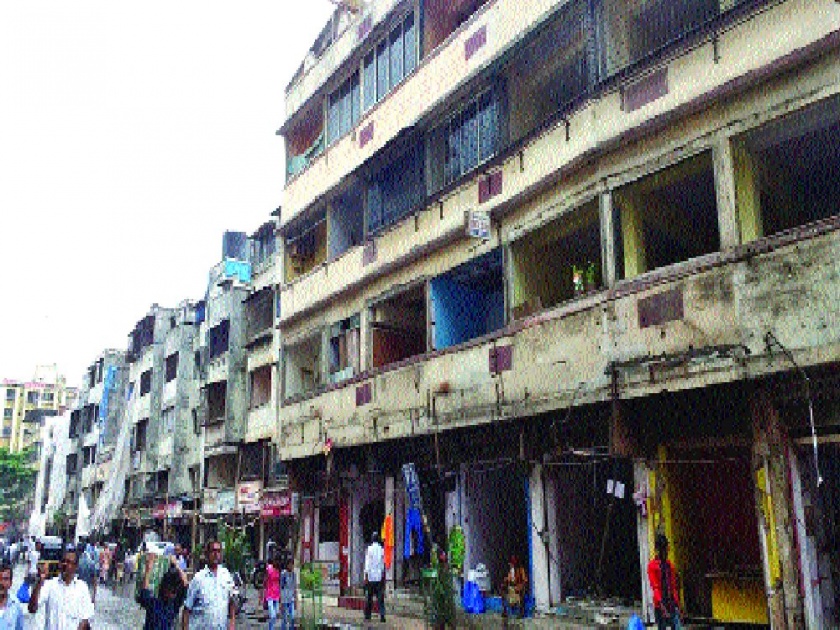 Due to the fear of homeless, millions of dangerous buildings in Mumbai and under the shadow of death | बेघर होऊ या भीतीने लाखो मुंबईकर धोकादायक इमारतींमध्ये मृत्यूच्या छायेत