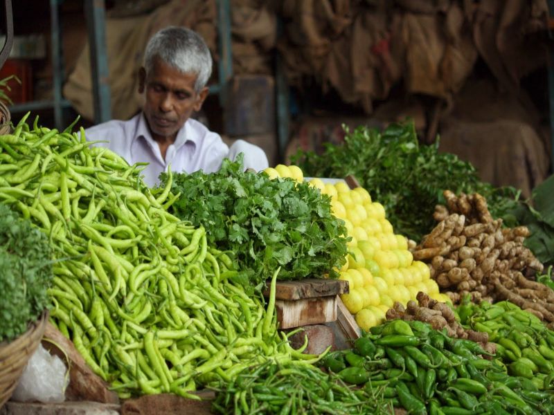 Sangli bazaar rapidly brought water on the onion, brought in the eyes of the housewives, fifty | सांगली बाजार तेजीतच, कांद्याने गृहिणींच्या डोळ्यात आणले पाणी, पन्नाशी गाठली