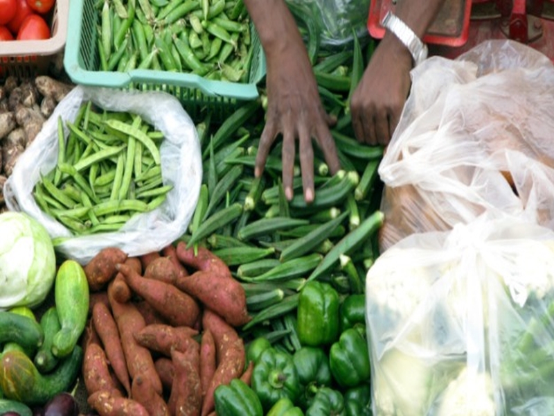 Vegetables reach beyond expectations; Costlier than Rs 80 | भाजीपाला सामान्यांच्या आवाक्याबाहेर; फळभाज्या किलोला ८० रुपयांपेक्षा जास्त महाग