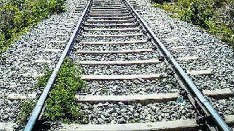 a farmer Suicides jumping under the train | शेतकऱ्याची रेल्वे खाली उडी घेउन आत्महत्या