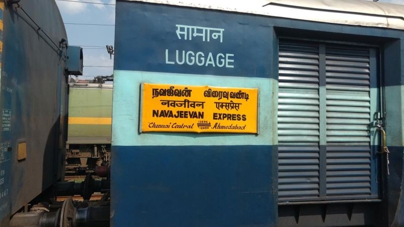 A gang of thieves stolen valluables of passengers in Navjivan Express | नवजीवन एक्स्प्रेसमधील प्रवाशांच्या ऐवजावर चोरट्यांचा डल्ला