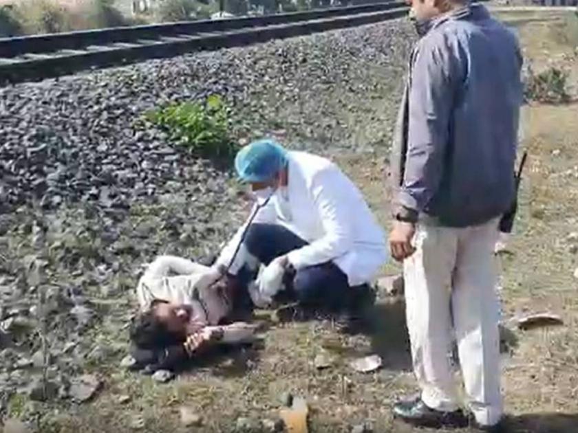 A man tried to commit suicide by jumping under a train after his wife and mother-in-law called him crazy in Madhya Pradesh's Narsinghpur district   | सासू-पत्नी म्हणायची 'पागल', संतापलेल्या पतीने ट्रेनखाली मारली उडी; वाचला पण तुटले दोन्ही पाय
