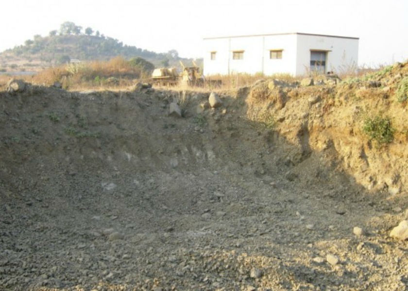 Illegal moor fodder in Chincholi Kati area near industrial colony of Solapur! | सोलापूरच्या औद्योगिक वसाहतजवळील चिंचोलीकाटी परिसरात बेकायदेशीर मुरूम उपसा सुरू!