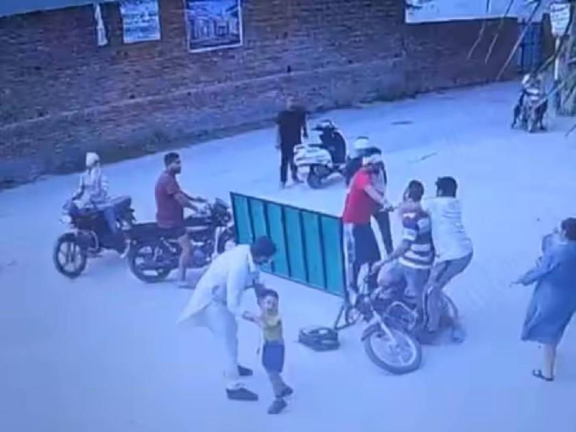  A video of a boy's father being fatally attacked by some goons in front of a boy in Mansa, Punjab is going viral | इथे माणुसकी हरली! चिमुकल्याच्या डोळ्यादेखत वडिलांना मारहाण; अंगावर काटा आणणारा video