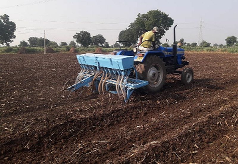 Farmers' attitude towards instant crop sowing by tractors | ट्रॅक्टरद्वारे झटपट पीक पेरणीकडे शेतकऱ्यांचा कल