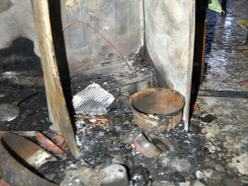  Pimpri Khanna fire in Old Dhule house | जुने धुळेतील घरासह पिंप्रीत खळ्याला आग