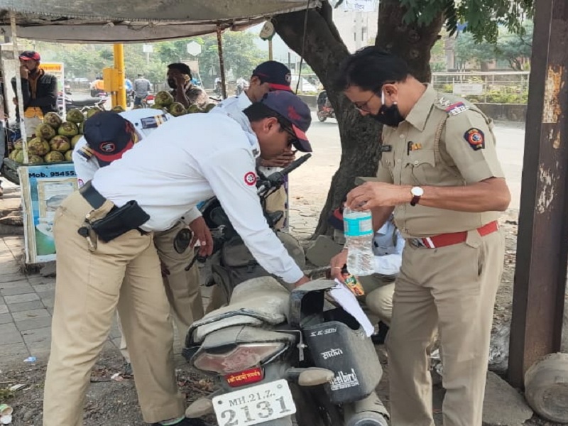 The thieves left the two-wheeler in Aurangabad from Jalna | जालन्यातून पळविलेली दुचाकी चोरट्यांनी औरंगाबादेत सोडली