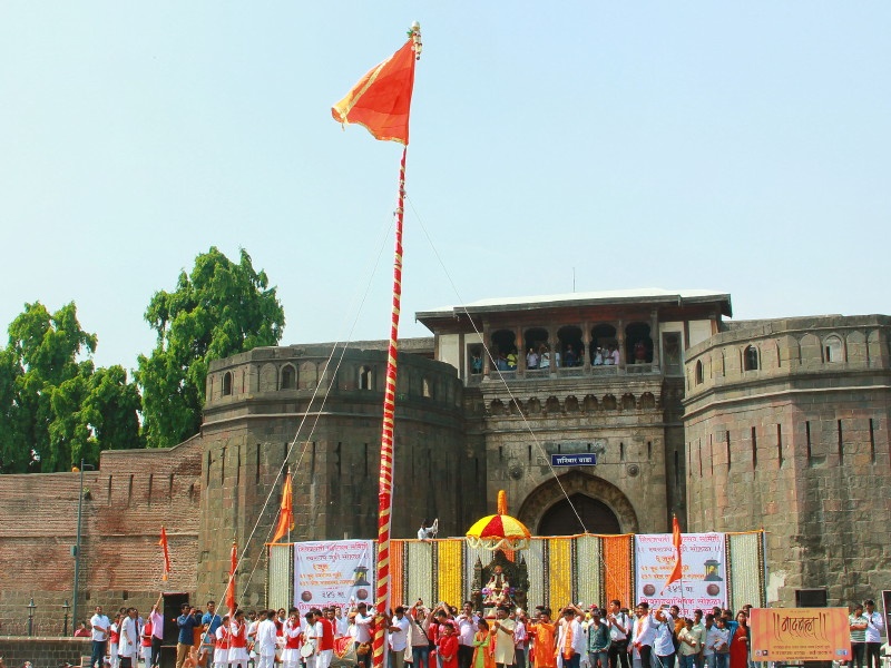 by lifting swarajya gudhi, shivrajyabhishek day celebrated at shanivarwada | शनिवारवाडा प्रांगणात 51 फुटी स्वराज्यगुढी उभारुन शिवराज्याभिषेक दिन साजरा