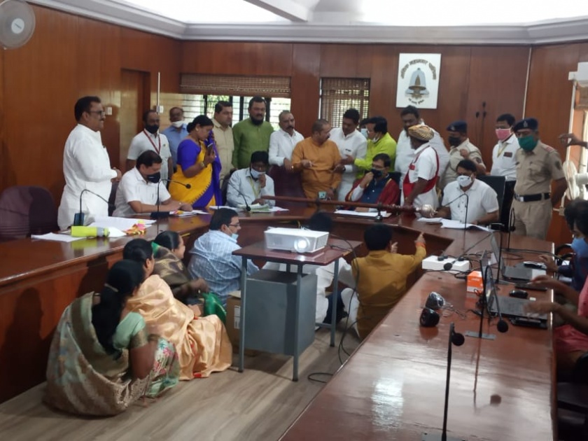 Shiv Sena's huge confusion in Nashik Municipal Corporation's general body meeting | राजदंड घेण्यावरुन रस्सीखेच, महापालिकेच्या महासभेत शिवसेनेचा प्रचंड गोंधळ