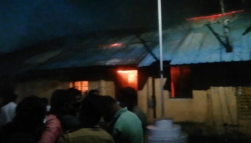 A huge fire broke out in Arvi tehsil office premises in Wardha district | वर्धा जिल्ह्यातील आर्वी तहसील कार्यालय परिसरात भीषण आग