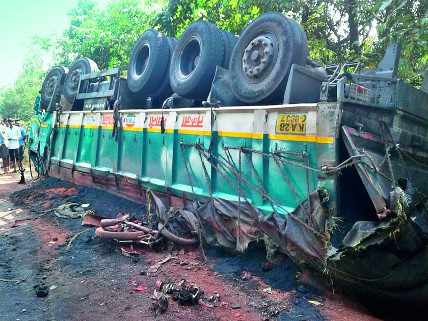 Two killed, five-wheeler incident; The truck overturned after the accident | ट्रकच्या धडकेत दुचाकीस्वार ठार, पाचगणी घाटातील घटना; अपघातानंतर ट्रक उलटला