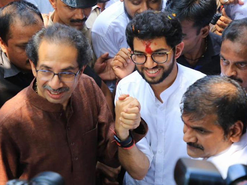 Maharashtra Election 2019: Aaditya Thackeray tried to cover up the question on his property | Maharashtra Election 2019: संपत्ती अमाप आहेच; आदित्य ठाकरेंनी सांगितली ठाकरेंची 'खरी' संपत्ती