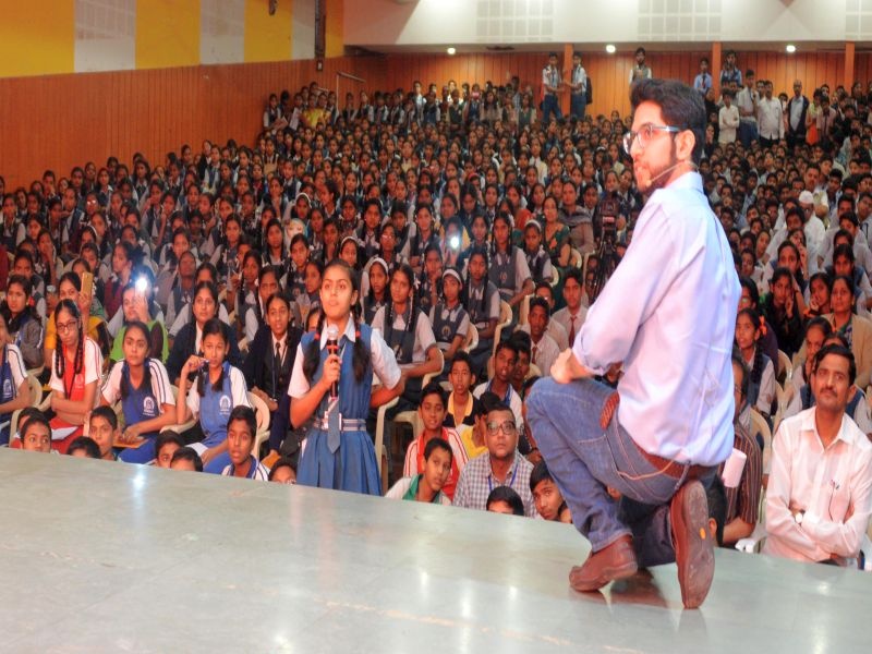  Aditya Thakre of the youth army has organized a digital school in Nashik. | धरा आधुनिक शिक्षणाची कास, युवा सेनेचे आदित्य ठाकरे यांनी नाशिकमध्ये भरविली ‘डिजीटल शाळा’