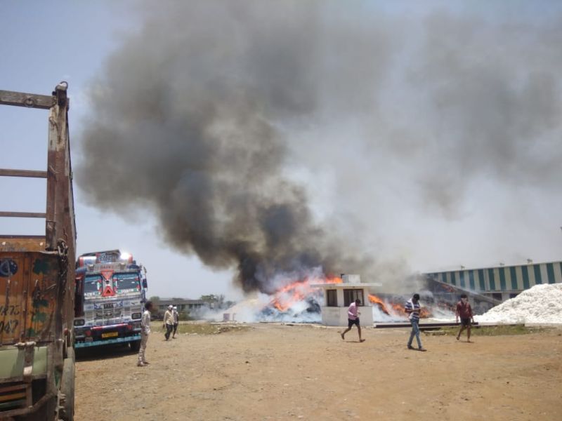 Fire at ginning factory in Wardha district; Loss of millions | वर्धा जिल्ह्यातील जिनिंग फॅक्टरीला आग; लाखोंचे नुकसान