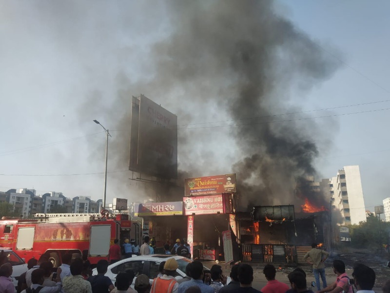 Three hotels burnt in fire at Pimpale Saudagar | पिंपळे सौदागर येथे भीषण आगीत तीन हॉटेल जाळून खाक 
