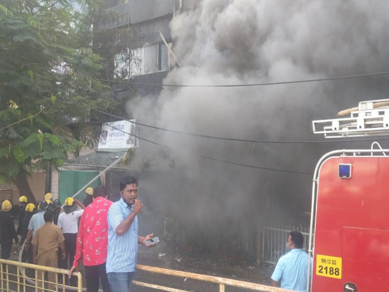 A huge fire broke out at Sheetal Hotel on Satara Road in Pune; No casualties | पुण्यात सातारा रस्त्यावरील शीतल हॉटेलला भीषण आग; कोणतीही जीवितहानी नाही