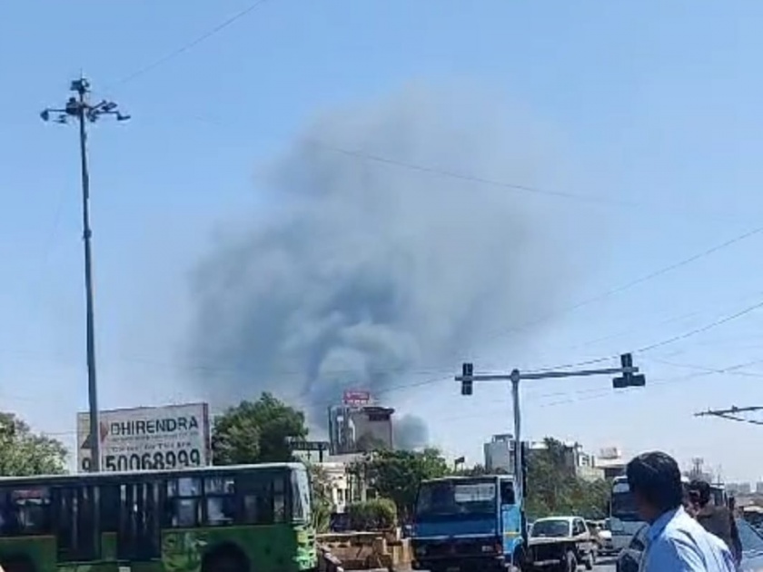 A fire broke out at a scrap shop in Morwadi area. | मोरवाडी परिसरातील भंगार दुकानाला आग, १० किलोमीटर अंतरावरूनही दिसतायेत धुराचे लोळ