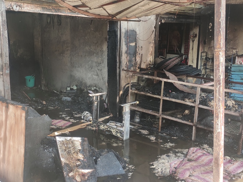 Two shops were gutted in a fire caused by a short circuit in Soos | सूस येथे शॉर्ट सर्किटमुळे लागलेल्या आगीत दोन दुकाने जळून खाक