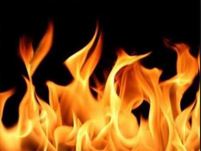 Parbhani: Farmers get burnt while burning Dhula | परभणी : धुरा जाळताना शेतकरी भाजला