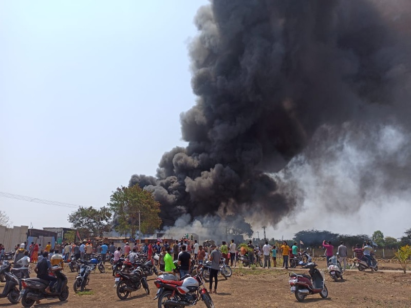 A huge fire broke out at a scrap godown in Baramati | बारामतीत भंगारच्या गोडाऊनला भीषण आग