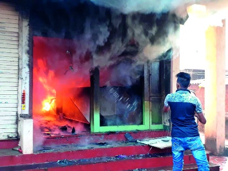  Fire damage to a cloth shop at Talere: Rs 10 lakh; | तळेरे येथे कापड दुकानाला आग दहा लाखांचे नुकसान : शॉर्टसर्किटमुळे साहित्य खाक