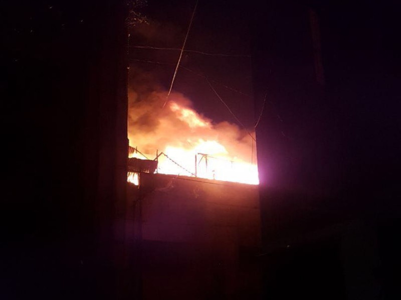 a warehouse burns in the fire | कापडी गोदामाला लागलेल्या आगीत गोडावून जळून खाक
