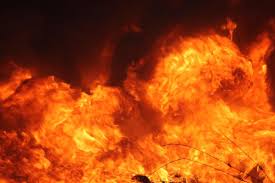 Sugarcane and pistachios set fire to the fire | ऊस आणि ठिबक संच आगीत जळून खाक