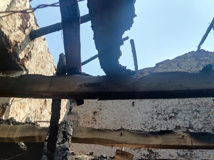 Shortsighted fire at Madilgay Khurd; Acknowledges burned in the ingredients | मडिलगे खुर्द येथे शॉर्टसर्किटने आग; प्रापंचिक साहित्य जळून खाक