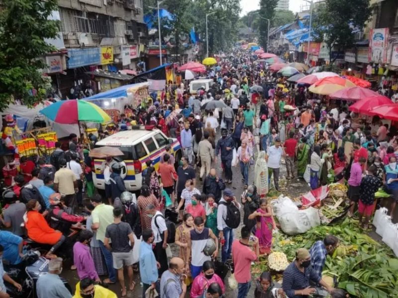 Markets flourished for Diwali shopping; Mumbaikars fell out of the house without fear of Kareena | दिवाळीच्या खरेदीसाठी बाजारपेठा फुलल्या; काेराेनाची भीती न बाळगता मुंबईकर पडले घराबाहेर