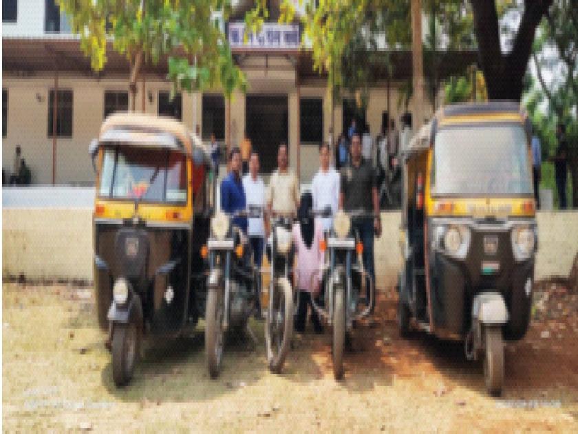 Motorcycle, rickshaw puller in Karjat police custody; Performance of Crime Disclosure Squad | मोटारसायकल, रिक्षाचोर कर्जत पोलिसांच्या ताब्यात; गुन्हे प्रकटीकरण पथकाची कामगिरी