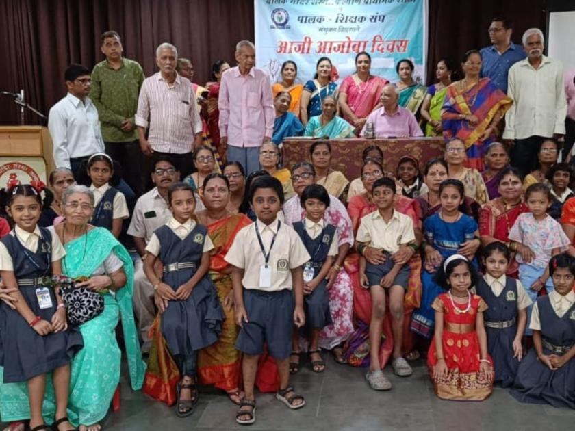 Four generations came together in Kalyan | कल्याणात एकत्र आल्या चार पिढ्या, आजी-आजोबा दिवसाच्या निमित्ताने बालक मंदिर संस्थेच्या प्राथमिक शाळेचा उपक्रम