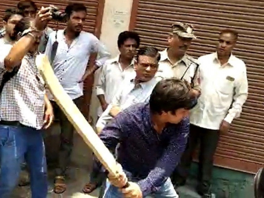 BJP MLA beaten by police officer bat | भाजप आमदाराची पालिकेच्या अधिकाऱ्याला बॅटने मारहाण