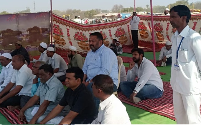 Akash Fundkar made prayer with Muslim brothers | आकाश फुंडकर यांनी केली मुस्लीम बांधवांसोबत ‘बडी दुवा’