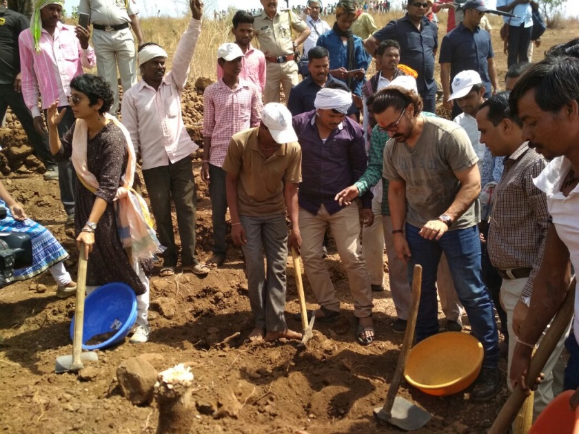 aamir khan makes voluntary contribution with kirao rao in paani foundations work | सातपुड्याच्या पर्वतरांगेत आमीरचं सपत्नीक श्रमदान 