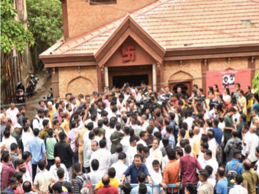 Demonstrations took place near Anand Math, turning the area into a police camp | Maharashtra Political Crisis: आनंद मठाजवळ झाले जाेरदार शक्तिप्रदर्शन, परिसराला पोलीस छावणीचे स्वरूप 
