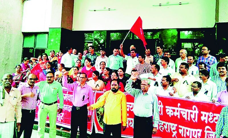 In Nagpur, the attack on the employees' protest | नागपुरात अधिकारी, कर्मचाऱ्यांवरील हल्ल्याचा निषेध
