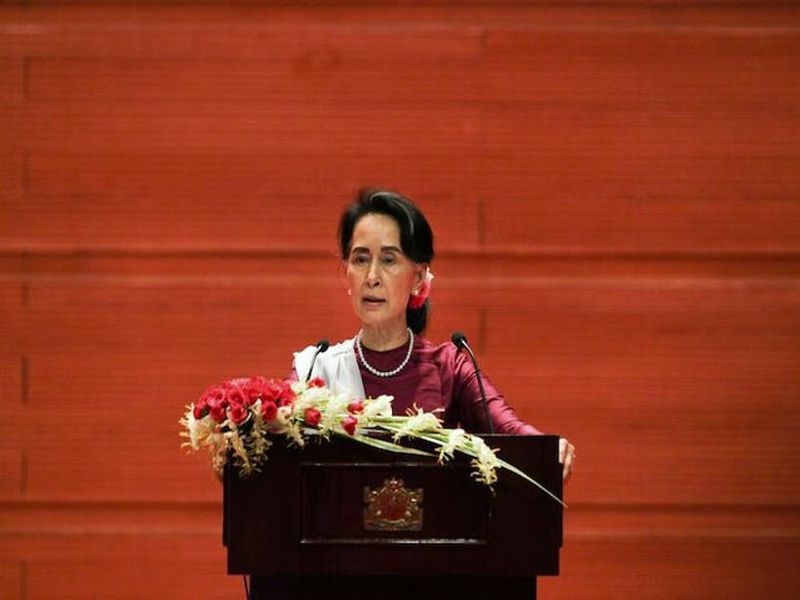 Finally, on the tour of Aang San Suu Kyi, the North Ashvin province | अखेर आंग सान सू की उत्तर राखिन प्रांताच्या दौऱ्यावर