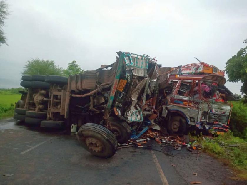 Two trucks collided head-on on Nagpur Aurangabad highway, three died on the spot | नागपूर औरंगाबाद हायवेवर दोन ट्रकची समोरासमोर धडक, तिघांचा जागीच मृत्यू